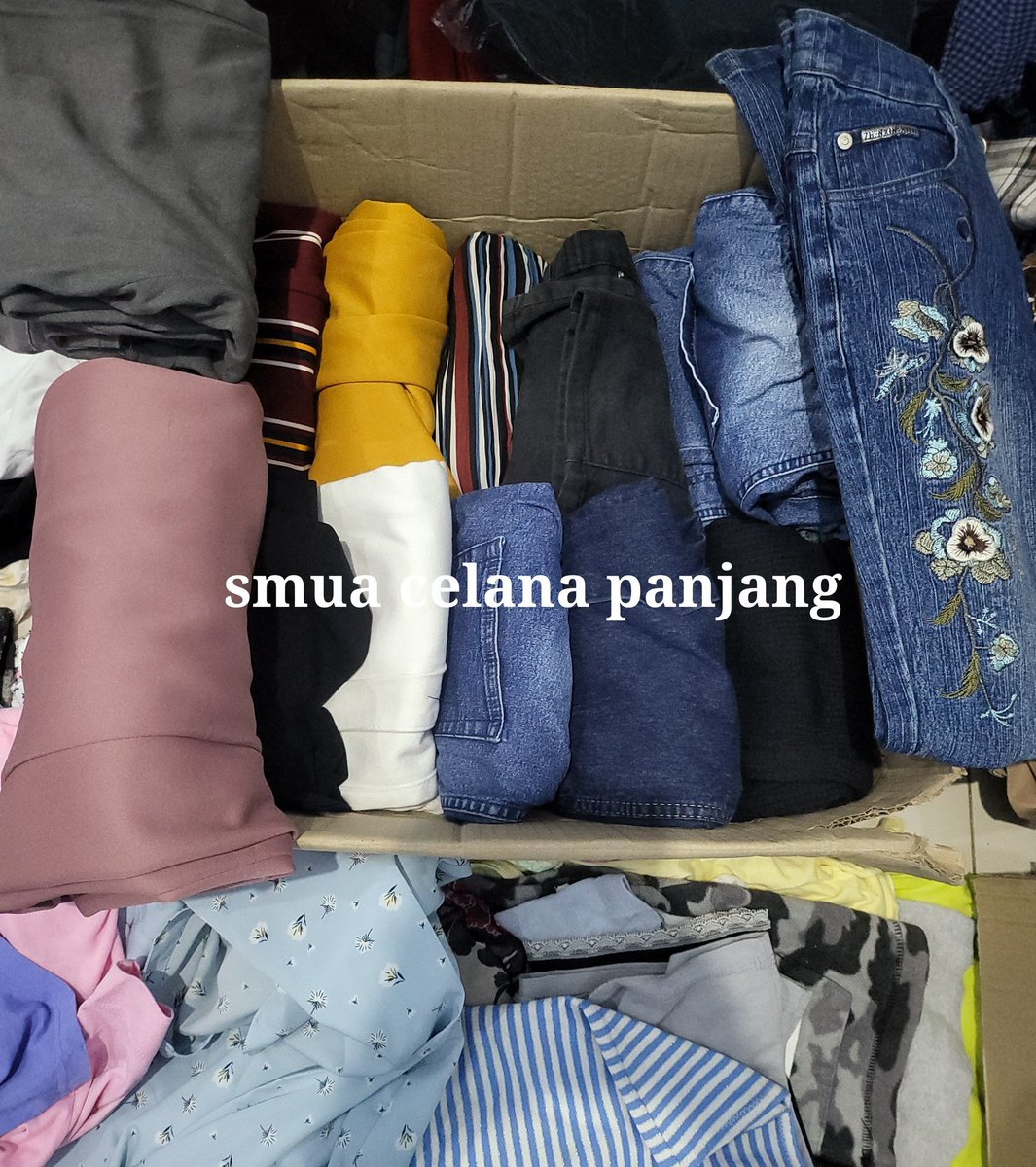 berrypiebread's tweet photo. preloveddd open kostt baju2 gemesss sm bawahan (maaf cardigan habissss) ke kostt ajaaa yaa kalo ada yg mau pilih2 atau coba cobaaa (cewe only) https://t.co/xJ4ZfKpOfM