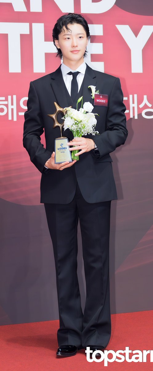 onlyRoman1's tweet photo. 길다
#2026올해의브랜드대상 
#BRANDOFTHEYEAR
#우즈 #조승연 #WOODZ https://t.co/kVvKqIzySI