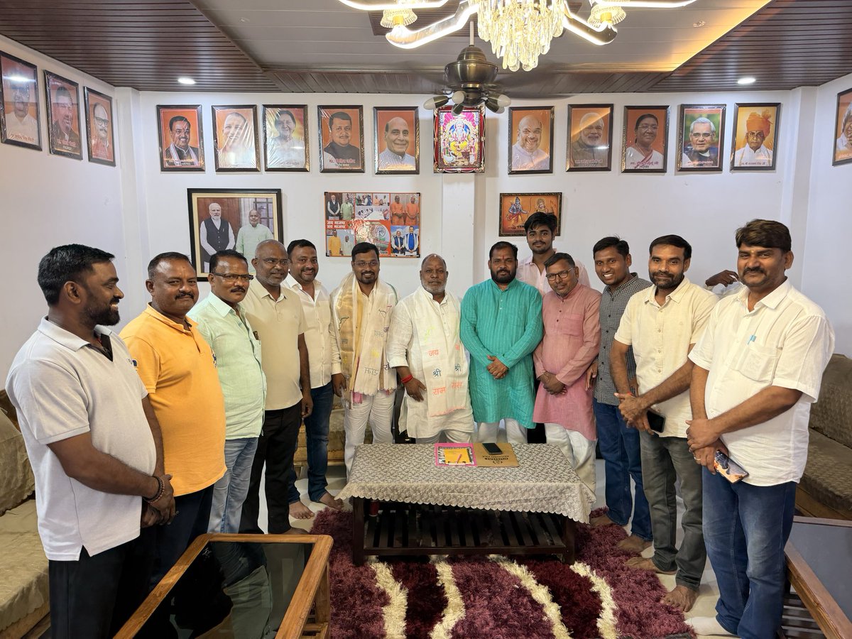 hanshraj4bjp's tweet photo. आज दिनांक 01/09/2026 को निज आवास, कंचनपुर वाराणसी में भारतीय जनता पार्टी द्वारा श्री संजय सोनकर जी को पुनः जिला महामंत्री बनाए जाने पर अंगवस्त्र भेंट कर उनका स्वागत एवं अभिनंदन किया,

इस अवसर पर उन्हें नई जिम्मेदारी के लिए हार्दिक बधाई एवं शुभकामनाएं प्रेषित की, विश्वास है की आपके कुशल नेतृत्व एवं संगठनात्मक क्षमता से भारतीय जनता पार्टी का संगठन और अधिक सशक्त एवं मजबूत होगा..!!

@narendramodi @NitinNabin @myogiadityanath @mppchaudhary @kpmaurya1 @brajeshpathakup @BJP4India @BJP4UP