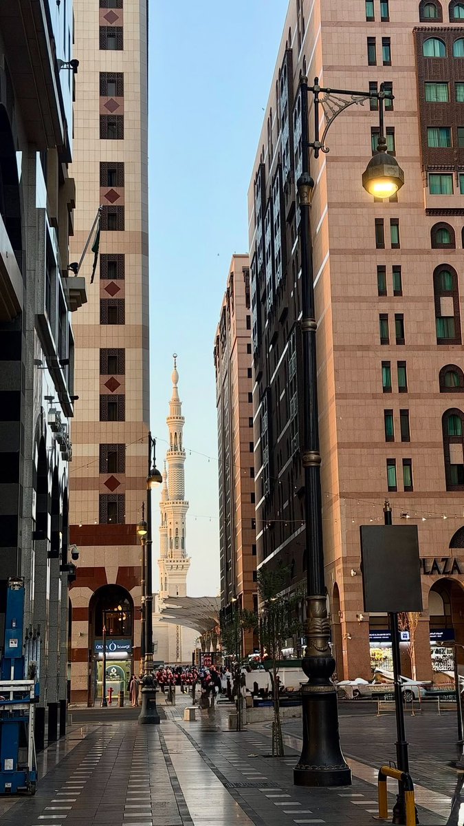 t_3r0's tweet photo. "هنا الجمالُ وبيتُ الشِّعرِ يعترفُ
هنا المدينةُ والأجواءُ تختلفُ 
في أرضِها سيّد نسمو بسيرتهِ ﷺ
والآلُ والصحبُ والأحبابُ والسَّلفُ" https://t.co/MVDyMhmzvp