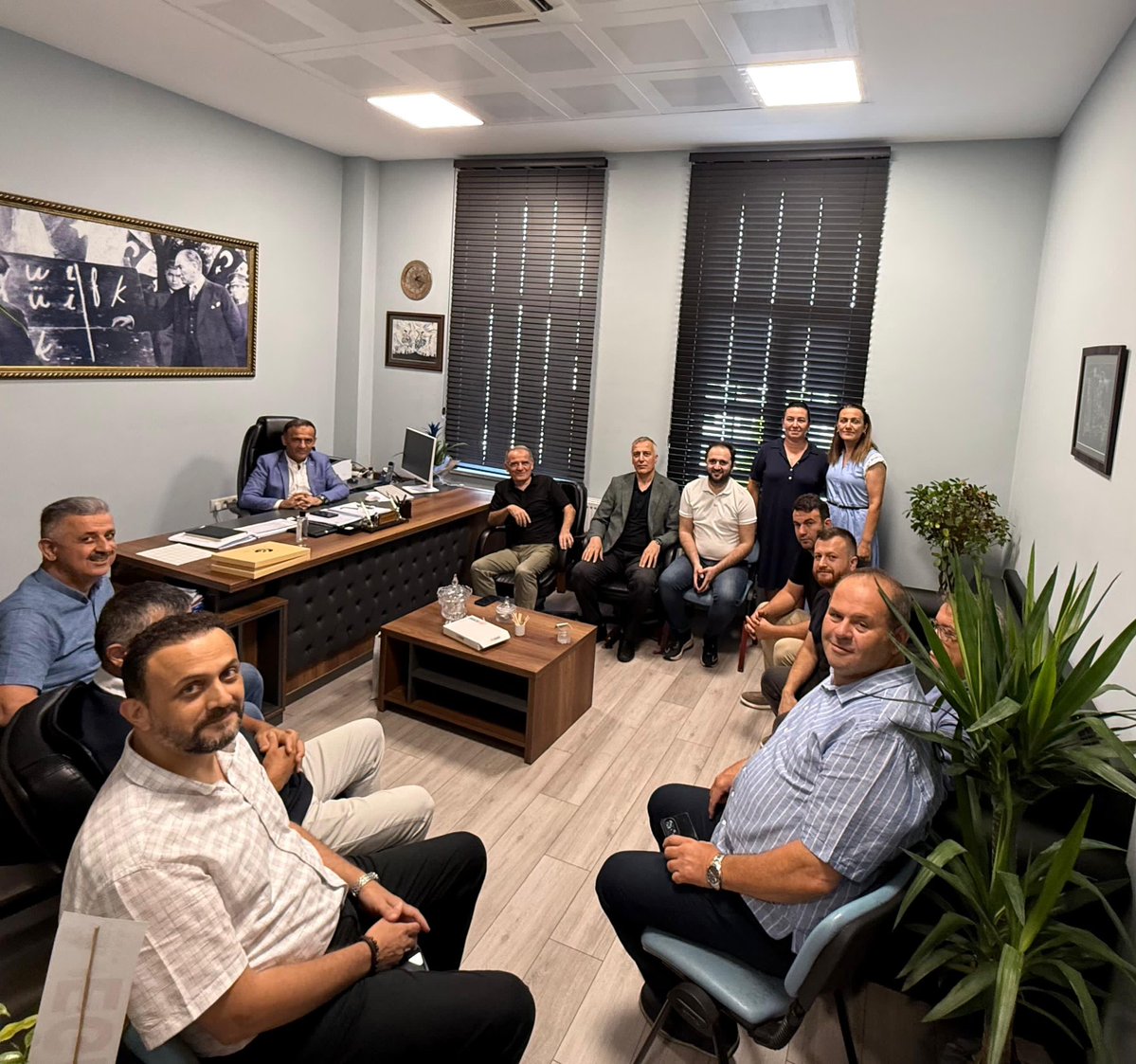 ebszonguldak1's tweet photo. İl Başkanımız Kamuran AŞKAR, Kilimli İlçe Başkanımız Çetin DEMİR ve il-ilçe yönetim kurulu üyelerimizle; Kilimli İlçe Milli Eğitim Müdürü İsmail AŞKAR ve
İlçe Şube Müdürü Cem Cenk BAYRAM' ı ziyaret ettik. Kendilerine başarılar diliyoruz. Hayırlı olsun. https://t.co/tCaPVPyXXJ