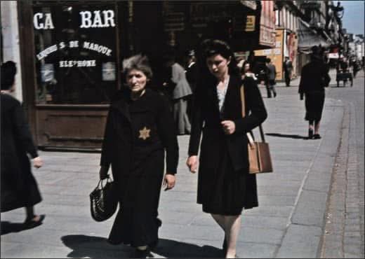 EllaKelian's tweet photo. “ 1er septembre 1941 : les  nazis imposent le port de l'étoile jaune ”

En France, la mesure est appliquée à partir du 7 juin 1942 en zone occupée, alors que des rafles avaient lieu sans même l’ombre d’un uniforme SS à l’horizon…

N’oublions jamais que la folie d’un homme ne peut devenir ignominie nationale que lorsque celle-ci rencontre la faiblesse et l’ignorance collectives, mais aussi que le réflexe de désigner des bouc-émissaires est la tentation perpétuelle du populisme se fomentant sur la détresse en y agitant les haines et les peurs..

N’oublions et ne nions jamais comment ont pu s’écrire les heures sombres de notre Histoire, sans quoi nous nous préparons à écrire de nouveaux chapitres de celle-ci, car si les bouc-émissaires y changent, les ressorts de la persécution tragique sont toujours les mêmes, faisant inexorablement du protectionnisme et du patriotisme, des assassins….

En regardant le niveau de détestation qui anime actuellement notre société, irriguant les mers de sang versé dans certains conflits, il semblerait pourtant que nous ayons délibérément oublié d’apprendre de notre Histoire, que certains s’inspirent de celle-ci pour ravir le Pouvoir quoi qu’il en coûte à l’humanité, et que ce ne soit pas à l’insu de leur plein gré qu’ils ont repris la plume ensanglantée..

* Toute ressemblance avec les propositions actuelles du Rassemblement National ne saurait être fortuite, elles existent réellement.