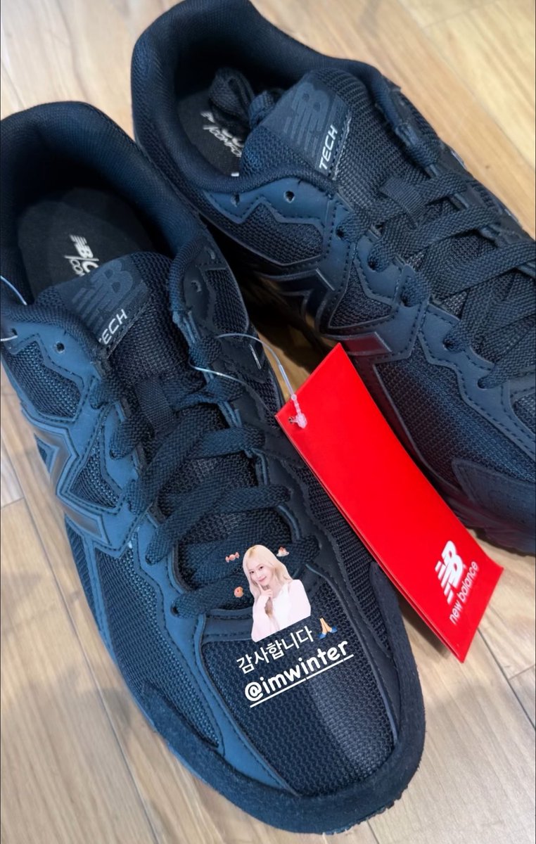 mjkmwntr's tweet photo. WINTER gifted the stage director a pair of New Balance shoes as shared on their Instagram 🤍 https://t.co/AZ479lGng4