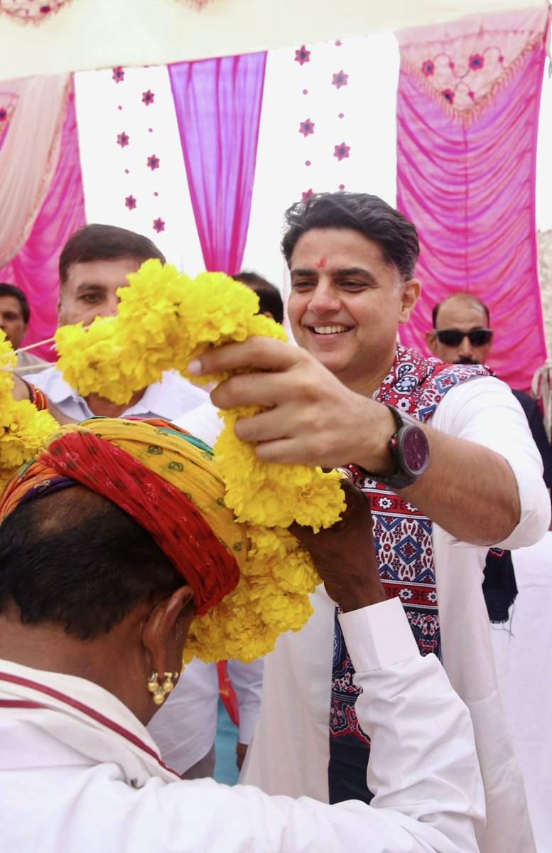SachinPilot's tweet photo. धोरीमन्ना के रास्ते में स्वागत के लिए शुक्रिया। 

इस क्षेत्र और आप सभी से हमेशा मेरा दिल का रिश्ता रहा है। आपका स्नेह और अपनापन हमेशा बना रहे। https://t.co/km0mY3XH3R