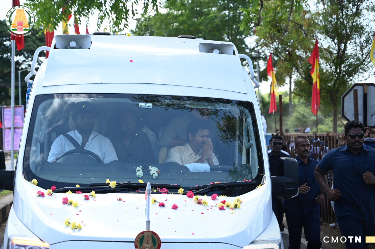 CMOTamilnadu's tweet photo. காவிரி டெல்டா மாவட்டங்களின் பாசனத்திற்காகவும், குடிநீர்த் தேவைக்காகவும் மேட்டூர் அணையிலிருந்து தண்ணீர் திறந்து விடுவதற்காக இன்று (1.9.2026) சேலம் மாவட்டத்திற்கு வருகைதந்த மாண்புமிகு தமிழ்நாடு முதலமைச்சர் திரு.ச.ஜோசப் விஜய் அவர்களுக்குப் பெருந்திரளான பொதுமக்கள் உற்சாக வரவேற்பு அளித்தனர்.

#CMJosephVijay‌