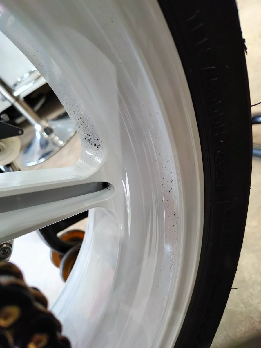 GSXR1166's tweet photo. 慣らし走行300㌔完了。ホワイトホイールはクソ汚れが目立つからすぐに清掃しないと😂

#油冷
#GSXR1100
#GSXR750
#ヨシムラ https://t.co/OaAvw07mJ3