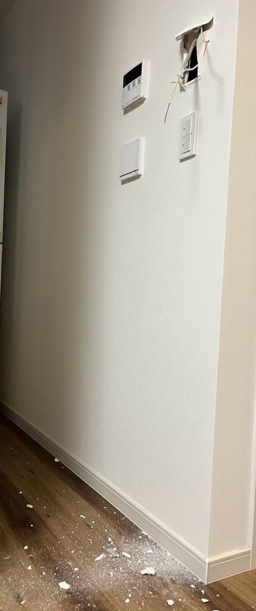 ocmcmkyky's tweet photo. 空き巣に入られてドブ鬱

バールのようなものでドアをこじ開けモニターを引っこ抜くパワープレイで戸締まりもくそもないゾ
被害品(4枚目) あまりにもパッと取ったとこの物てきとーに取ってかれて検品くそだるでした
さすがに近隣で換金しないだろうけど似たようなラインナップ見かけたら教えてくれ〜♡ https://t.co/97TzUpxYTS
