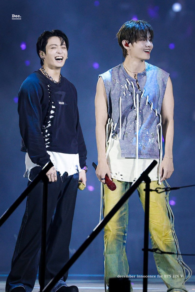 jjklove275's tweet photo. I love when the angle shows their height difference https://t.co/etwuZVUBZM