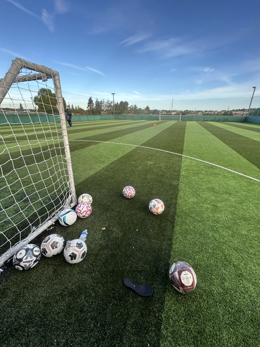 Zeebakarr09's tweet photo. The result is all dependent on how much your willing to work early morning grind ⚽️❤️ https://t.co/Ie7gfSy6cb