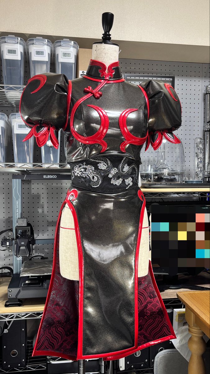5931_rockshow's tweet photo. 春麗の本体（チャイナドレス+帯）がほぼ縫い終わりました。

スリットの裏地、かっこいいんですよ。最初黒と迷ったんですが、タイツも黒なので脚がより目立つかな、と思い赤が混じったものにしてます。
迷った黒生地は帯になりました https://t.co/HmbunsYFQF