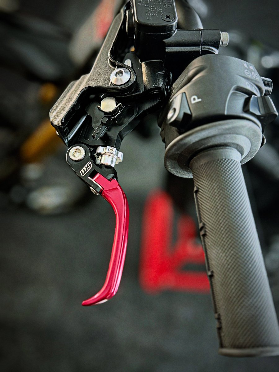BurlPistorius's tweet photo. Warp 9 Racing levers on the Arctic Leopard USA Pro R. We’re an authorized Warp 9 dealer and the go-to dealer for all Arctic Leopard bikes in the PNW. Pro R: 74V 60Ah, 26. 5kW, 170 lbs, 21/18 wheelset. Contact us for parts and bikes. 9941 US 12, https://t.co/709XlIGmDe