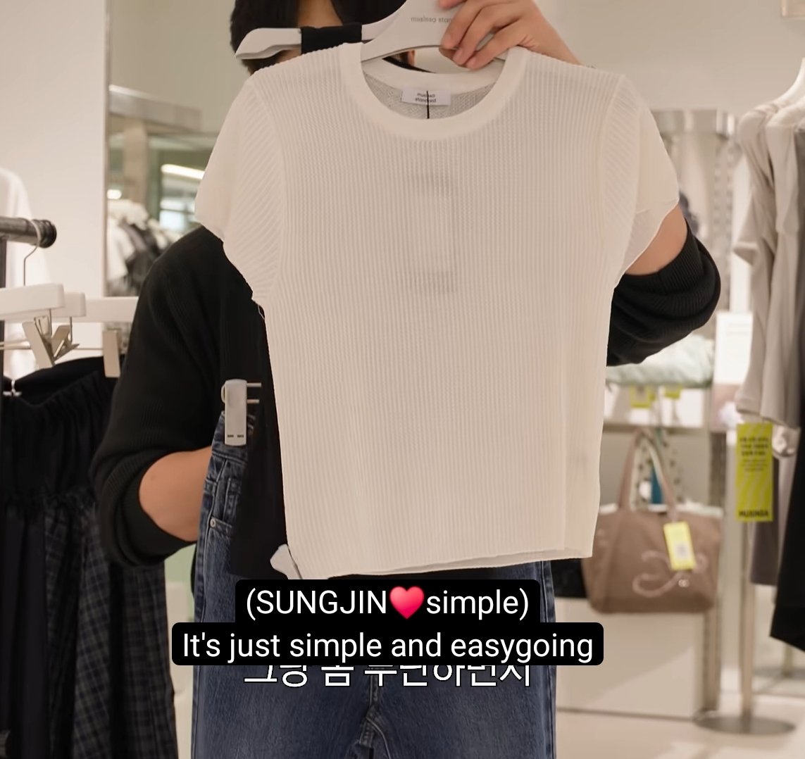 purpleline000's tweet photo. Point plusnya
Dia nih ga malu gitu lho masuk ke area cewek, yg 'biasanya' cowok tuh kalo liat baju cewek suka geli
Dia nenteng ini enteng banget, ngga pake ketawa

Trus cowok biasanya suka simple style, yg atas 1 bawah 1 doang gitu
Tp sungjin milihin inner dan outer juga, yg bisa mix
Bahkan nyocokin warnanya, yg masuk yg mana

Pasti seneng punya pasangan yg bisa terlibat dengan ngasih opini gini
Jadi kalo ngobrol ada bahan pembahasan
Bukan yg  pas ditanya, ini bagus ngga yank?iya bagus kok
Padahal liat aja engga, yg penting bagus daripada cewekku bete 😭
