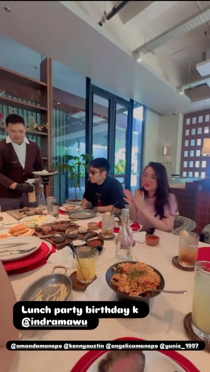 mickeydict's tweet photo. Waow ..lagi makan besar nih dlm rangka birthday nya kak Indra. HBD kak Indra 🥳

Ttp fokusnya sama pasutri, Mom Zac &amp; Papa Zac pake kacamata @amandamanopo 🤓

Sementara di Medan Naynay lagi kangen Zac. Uluhhh gemesh nya bayik Cinakuw 🤏

#KEnnywithmaNDA https://t.co/IsrHIuv6na