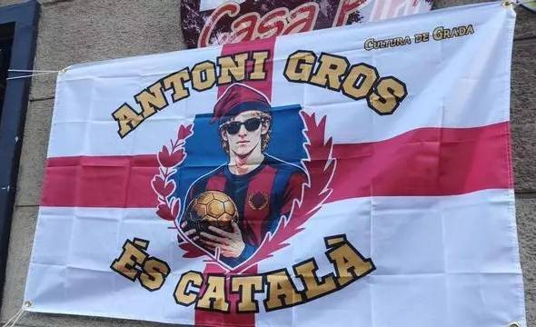 BarcaTimes's tweet photo. A banner outside the Spotify Camp Nou yesterday for Anthony Gordon:

“𝘈𝘯𝘵𝘰𝘯𝘪 𝘎𝘳𝘰𝘴 𝘦𝘴 𝘊𝘢𝘵𝘢𝘭𝘢” (Anthony Gordon is catalan) 😂❤ https://t.co/MoAX8L0r6j