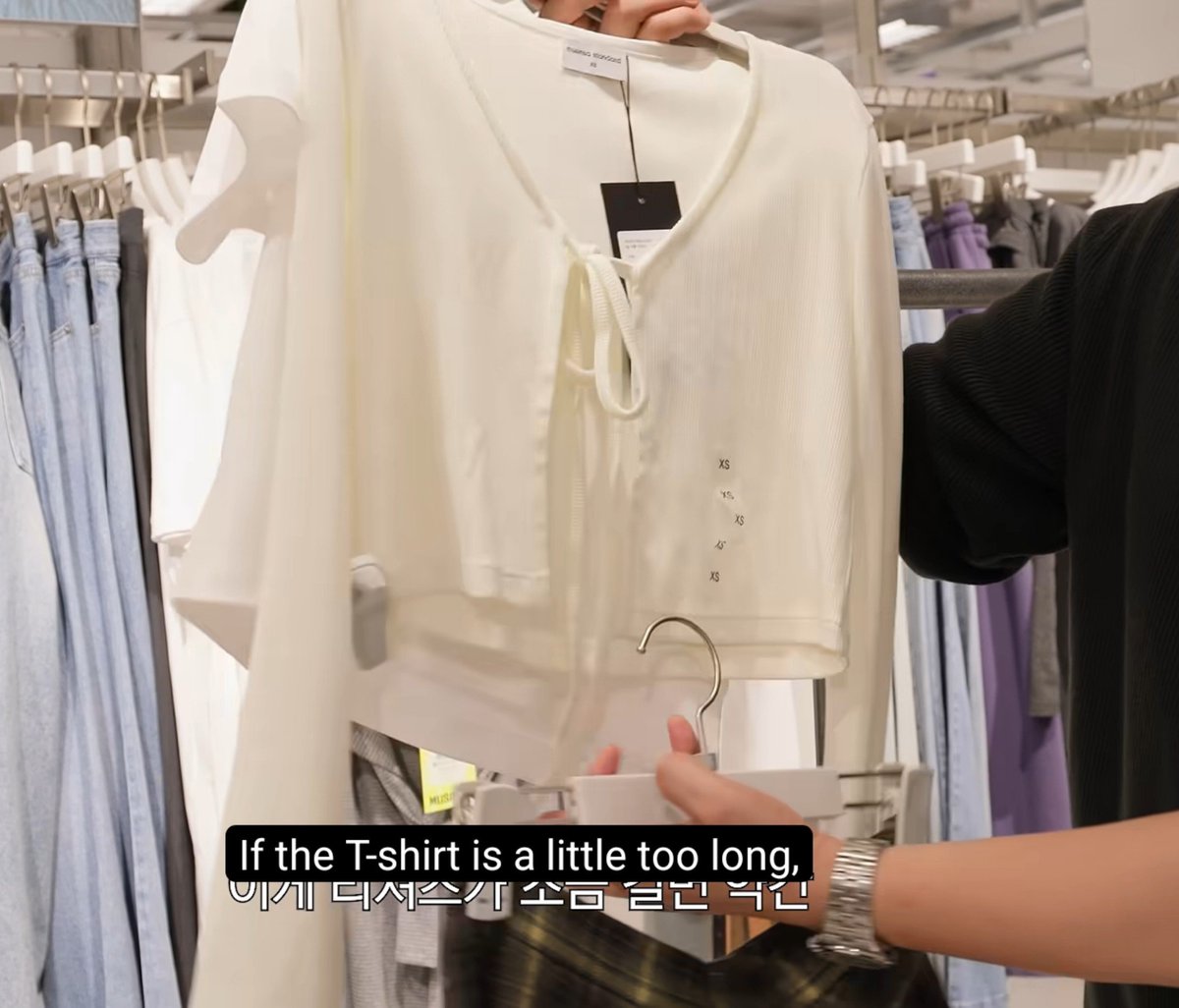 purpleline000's tweet photo. Point plusnya
Dia nih ga malu gitu lho masuk ke area cewek, yg 'biasanya' cowok tuh kalo liat baju cewek suka geli
Dia nenteng ini enteng banget, ngga pake ketawa

Trus cowok biasanya suka simple style, yg atas 1 bawah 1 doang gitu
Tp sungjin milihin inner dan outer juga, yg bisa mix
Bahkan nyocokin warnanya, yg masuk yg mana

Pasti seneng punya pasangan yg bisa terlibat dengan ngasih opini gini
Jadi kalo ngobrol ada bahan pembahasan
Bukan yg  pas ditanya, ini bagus ngga yank?iya bagus kok
Padahal liat aja engga, yg penting bagus daripada cewekku bete 😭