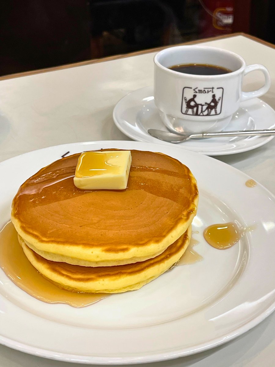 kyoto_1banchi's tweet photo. 【編集部の京都おやつ】

寺町三条のスマート珈琲店で、昔ながらの喫茶店時間。

この日は「自家製プリン」とホットケーキを。

プリンはかためで、しっかりとした食感。
口にすると優しいたまごの風味が広がり、ほろ苦いカラメルともよく合います。

そして、きれいな焼き色のホットケーキ。バターとシロップでいただく、なんとも懐かしい一皿です。

レトロな店内で、コーヒーと甘いもの。
寺町を歩いたあとのひと休みにもいいですね。

#京都  #スマート珈琲店