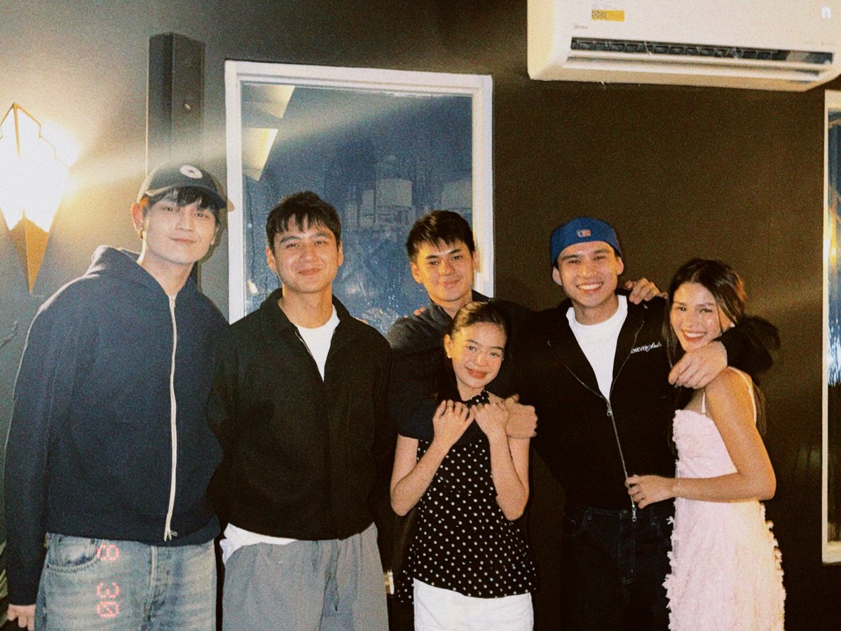 gmanetwork's tweet photo. GETS KA NAMIN, DUSTIN! 🙂‍↕️😍

LOOK: #BiancaDeVera posted a bunch of cute photos with #DustinYu and their friends on her Instagram account!

📸: Bianca De Vera / Instagram https://t.co/WF5fcmkigD