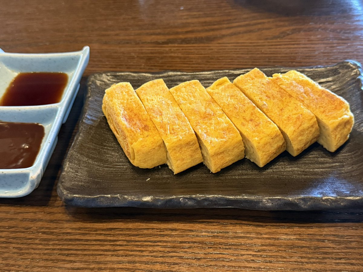 kurowol's tweet photo. 昨日から実家に帰省中。
とろろ〜！
とろろ入りの卵焼きも美味しかった！
醤油と一緒にソースが出てきたけど、そちらを付けるとお好み焼き風にw https://t.co/iSjnHxOIfm