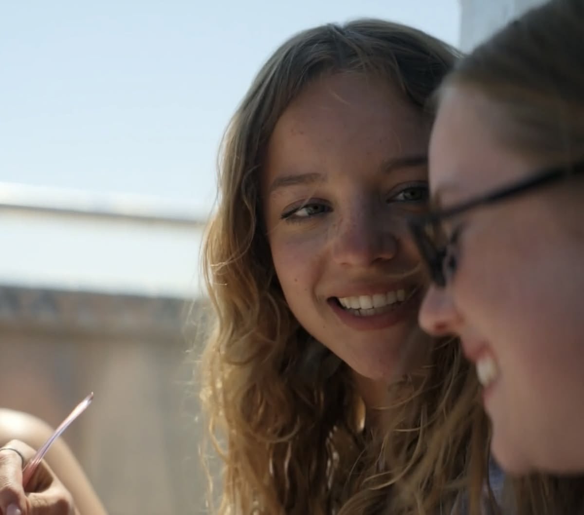 lauu_martinezz_'s tweet photo. you can't tell me oona wasn't the one who fell first... just look at the way she looks at ramona 🥺❤️‍🩹

#sterlingpoint #ramoona https://t.co/2sw8SV76zr