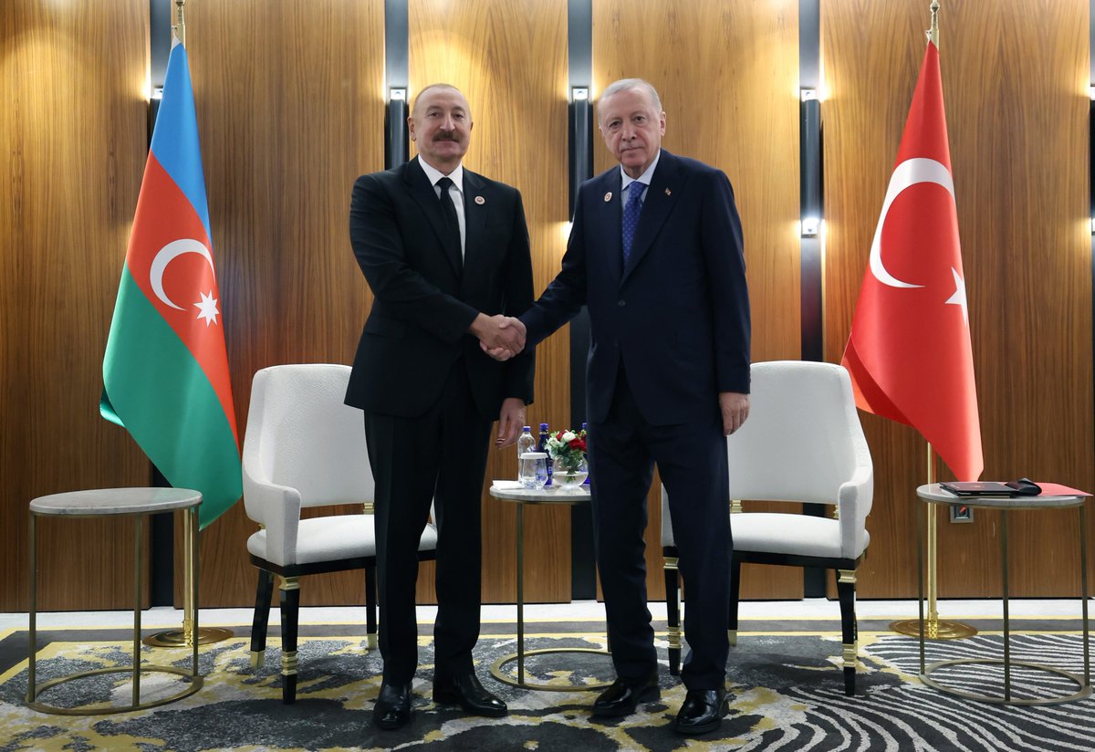 Akparti's tweet photo. Cumhurbaşkanımız Sayın Recep Tayyip Erdoğan, Kırgızistan'ın başkenti Bişkek'te Azerbaycan Cumhurbaşkanı İlham Aliyev ile bir araya geldi. https://t.co/8DNz5oG494
