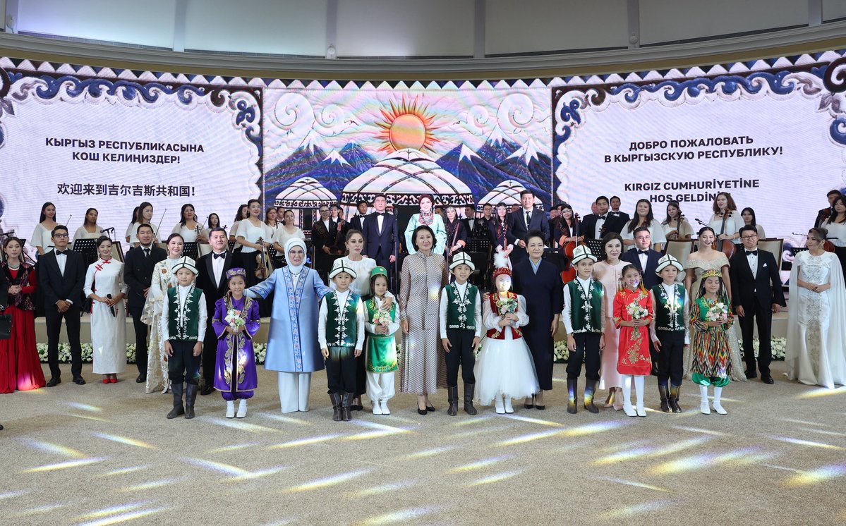 EmineErdogan's tweet photo. Bişkek’te, Kırgızistan Devlet Başkanı’nın kıymetli eşi Aigul Zhaparova’nın ev sahipliğinde, lider eşleriyle birlikte Kırgızistan’a özgü el sanatlarından oluşan etnik sergiyi ziyaret ettik. 

Maharetli ellerde şekillenen her eseri yakından inceleyerek Kırgız kültürünün estetik anlayışını ve ustalığını yansıtan özgün örnekleri tanıdık. 

Programın devamında çocuk topluluklarının seslendirdiği birbirinden değerli ezgileri dinledik. 

Küçük yüreklerden yükselen melodiler, günümüze ayrı bir güzellik kattı.