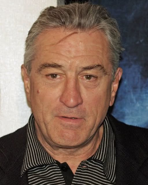 TOPRAK_2_'s tweet photo. Robert De Niro bir gün şöyle demiş:
Eğer bir şey olmak istiyorsanız,
Doğru ve Güzel insan olun.
O kulvarda pek yarış yok.
Ve eklemiş
Daha fazla “sevgiliye” sahip olmak sizi daha erkeksi yapmaz.
Daha fazla “erkek arkadaş” edinmek sizi daha güzel kılmaz.
Pahalı şeyler sadece ‘ucuz’ insanları çeker.
Ve bu arada gençlik geçer.
Güzellik de öyle.
Geride kalan tek şey karakterdir.
Kadınlar, topuklu ayakkabı ve kısa etek giyen herkes olabilir; erkekler, pahalı takım elbiseler ve ayakkabılar giyen herkes olabilir.
Ama aslında gerçek kadınlar ve gerçek erkekler, zihinlerini, ruhlarını ve karakterlerini ‘giyinenlerdir.’
Ne istediklerini bilirler ve asıl zarafetleri tavırlarında gizlidir.
Hayatınızı “ucuz” duygularla harcamayın.
Çocuklarımıza, bir arabanın başarı göstergesi olmadığını ve yürüyerek gitmenin yoksulluk anlamına gelmediğini öğretmeliyiz.