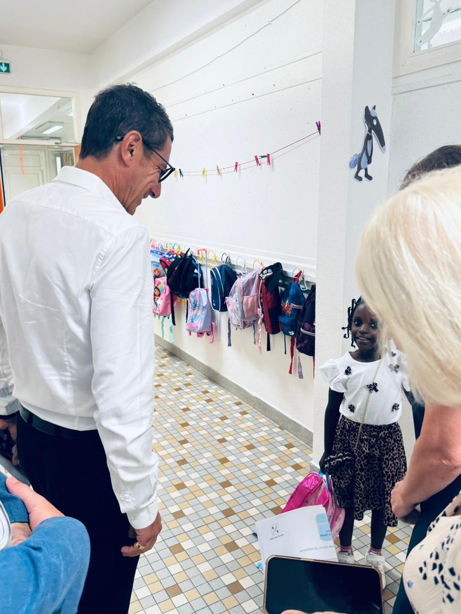 davidlisnard's tweet photo. Depuis l’école communale Saint-Exupéry à Ranguin, à Cannes la Bocca, en ce jour de rentrée scolaire. Chaque année, je tiens à être dans une école pour vérifier que tout se passe bien évidemment (toute l’équipe municipale est mobilisée pour être dans chaque établissement), et partager ce moment avec des enfants, parents, agents communaux (dont les Atsem) et enseignants de différentes écoles. 

La démarche vise donc à veiller au bon déroulement de cette journée si importante d’abord, au cours de laquelle peuvent se mêler rires et larmes, et j’aime aussi m’imprégner de ces moments de vie, si précieux. Ils nous rappellent pourquoi on s’engage, pour qui on s’engage, et à quel point l’avenir de notre société se construit ici et maintenant. 

« Vivre c’est naître lentement. Il serait un peu trop aisé d’emprunter des âmes toutes faites » écrivait Saint-Exupéry. C’est là toute la beauté de l’école : accompagner cette naissance lente et diffuse et imprégner ces âmes de savoirs et valeurs qui les rendront libres. 

Bonne rentrée à tous.