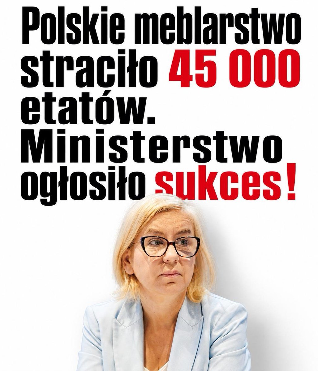 PUsiadek's tweet photo. Polskie meblarstwo straciło 45 000 etatów. Ministerstwo ogłosiło sukces❗

Wartość produkcji sprzedanej sektora leśno-drzewnego spadła z 238,5 mld zł w 2022 roku do 203,1 mld zł w 2025 roku. Prognoza na 2026 rok to 199,5 mld zł.

Trzydzieści dziewięć miliardów mniej w cztery lata. Rynek stracił 29 000 etatów w meblarstwie i 16 000 w przemyśle drzewnym. Razem 45 000 rodzin bez pracy.

Rentowność netto firm meblarskich wynosi dziś 4,4 procent. W tartakach 3,6 procent. Przy takich marżach jeden zły kwartał kończy firmę. Nie ma mowy o podwyżkach dla pracowników czy modernizacji zakładu.

Skąd to się wzięło?

Koalicja na Rzecz Polskiego Drewna wskazuje wprost na decyzje Ministerstwa Klimatu i Środowiska. Moratoria na wycinkę. Wyłączanie lasów pod tak zwane cele społeczne. Program "Zielona Tarcza Wschód".

Mniej surowca na rynku oznacza wyższą cenę. Drewno z Lasów Państwowych zdrożało do poziomu niekonkurencyjnego w Europie.

Efekt widać w liczbach. Import mebli z Chin do Europy wzrósł od 2018 roku o 167 procent i sięgnął 1,114 mld euro. Po raz pierwszy w historii polskie meble są droższe od chińskich.

A co zrobiło ministerstwo? Na początku lipca ogłosiło sukces. Pochwaliło się, że spadł eksport nieprzetworzonego drewna do Chin.

To czysta manipulacja. Dla polskiej fabryki liczy się bowiem nie to, ile drewna nie wyjechało do Chin, tylko ile go w ogóle jest.

Polskie drewno ma trafiać do polskich tartaków i fabryk. Nie do rządowego sprawozdania z sukcesu.⁩