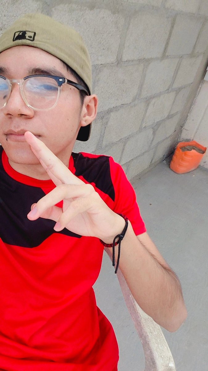 Jaretenh's tweet photo. Le abrí la boca a mi amigo y le metí la verga en la boca; se da cuenta y se pone de boca abajo y le doy hasta que se me venga. 

Contenido solo para seguidores 🔞 https://t.co/m9NlS0Jrda