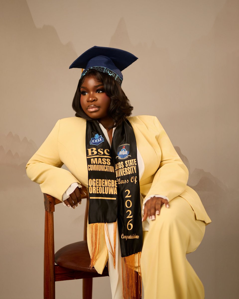 roy_ayomide's tweet photo. GRADUATION PORTRAITS OF OREOLUWA 

Shot by Ayomide Roy 📸

Happy new month ❤️✨ https://t.co/1kkU7tV4vu