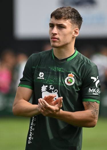 UTDSentineL's tweet photo. 🔴Deadline Day in Manchester, 

#MUFC are considering two left-back options, Jorge Salinas and Lewis Hall, with both reportedly attracting serious interest.

Jorge Salinas could cost around €40M offering United pace, energy and attacking quality while providing a younger long-term option.

Lewis Hall could command €90M bringing Premier League experience, defensive ability and technical quality to strengthen United’s left-back position. 

But on Deadline Day, who should United sign?💬⤵️