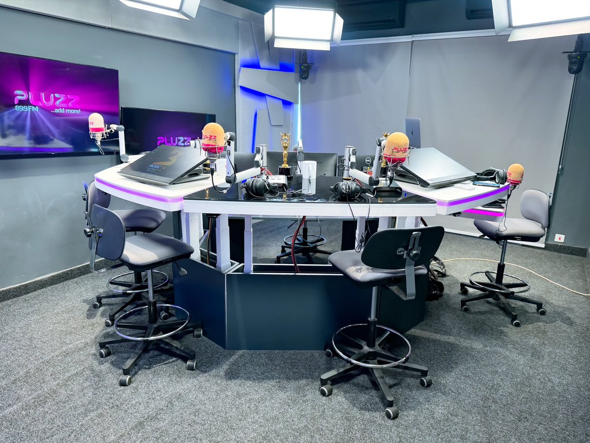 PLUZZ899FM_'s tweet photo. Where all the magic happens! Coming to you live with all the vibes and energy from our studios at @3musicnetworks HQ, Abelenkpe! 🔥🎙️

#AddMore 
#AccrasMusicLeader https://t.co/kTgk0Ru20H