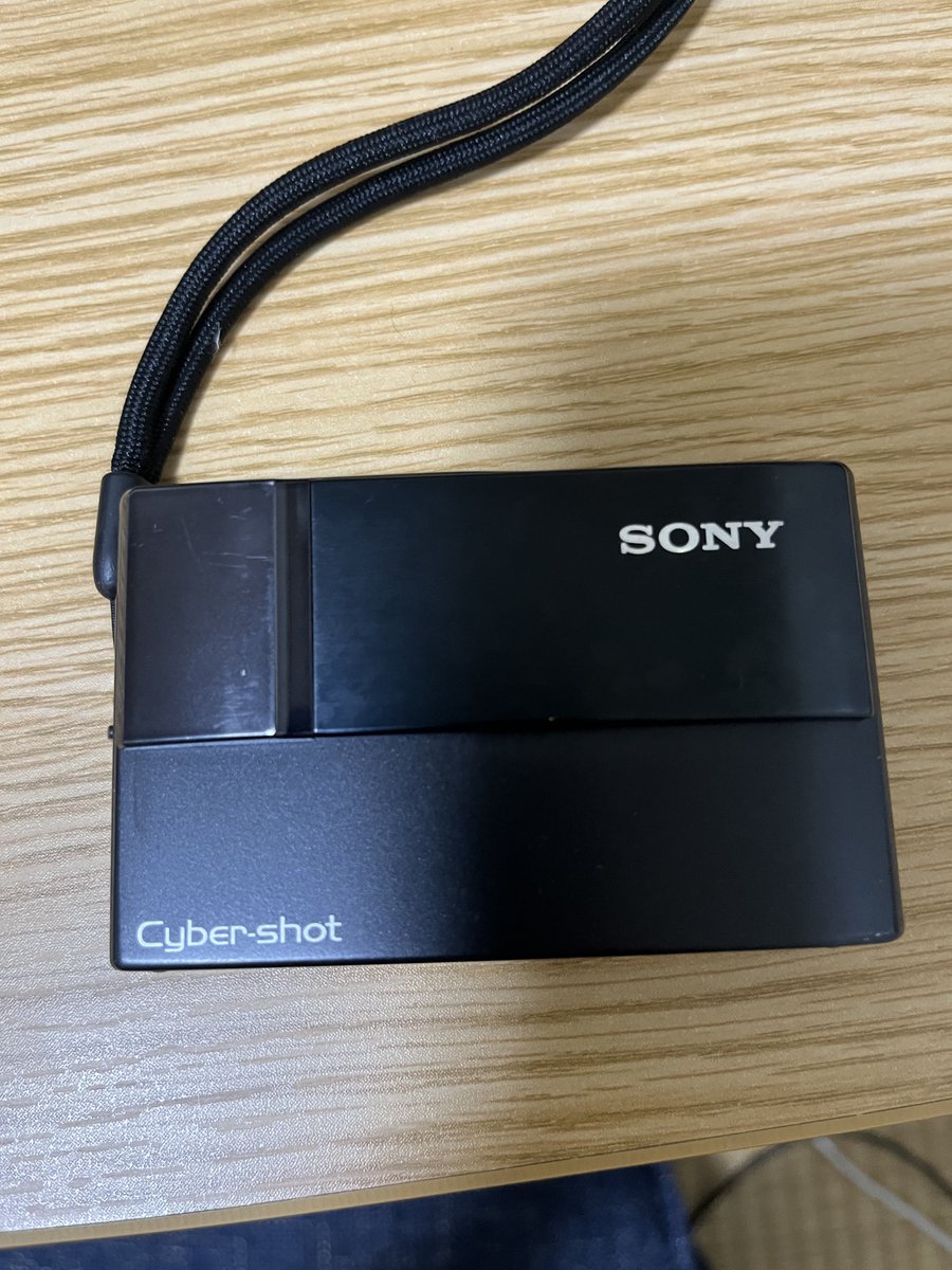 kyoyanday's tweet photo. 掃除してたら20年前のコンデジ出てきた。
ちゃんと動くけど液晶に線が入ってるね... https://t.co/bxqg4ui4Ph