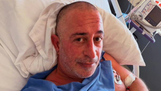 drahmetrasim's tweet photo. "Cem Yılmaz'ı sevmem ama ona yürekten geçmiş olsun" sözüme pek çok kişi tepki göstermiş; saygı duyarım. 
Topluma mâl olmuş kişiler övgü ve sevgi kadar yergi ve tenkide de muhatap olurlar. 
Beni de sevenler kadar sevmeyenler var ve açıkçası bu beni mutlu ediyor; bana doğru yolda olduğumu gösteriyor.  
Herkesin sevdiği biri olmak istemem.
Böyle bir figürü sevmek gibi sevmemek de bildirilebilir.   
Neredeyse her cümlesinde küfür olan, cinsel organların adı dilinden düşmeyen, toplumdaki yozlaşmaya katkısı olduğuna ve kötü örnek teşkil ettiğine inandığım birini sevmem, sevemem ama ona tekrar gönülden "geçmiş olsun" derim.