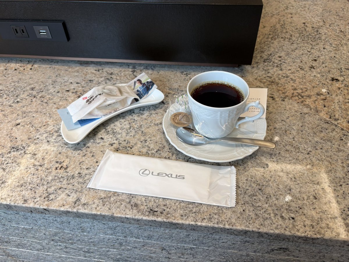 kolio's tweet photo. 千葉まで来たので寄ってみた。
聞き耳を立てるでなく水没車オーナーさんの話が耳に入ってくるw

たしかに中古車くっそ売れてそうだな。
新型 NXの情報がこの後公開されると、買ってから一週間経たずに旧型オーナーになるのエグいてーーー https://t.co/ekLTwdiGe6