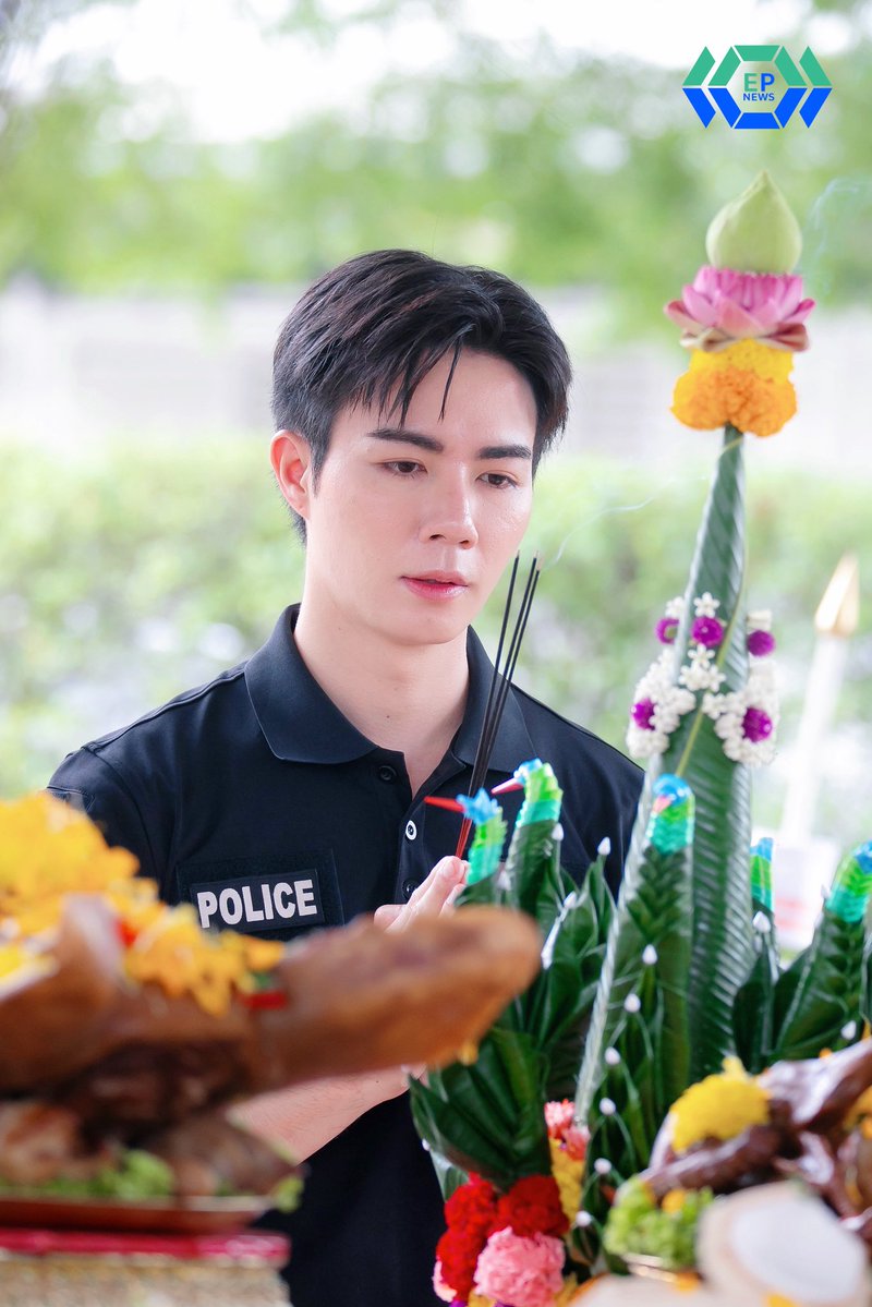 epnewsonline's tweet photo. “ซี พฤกษ์” ร่วมพิธีบวงสรวงซิตคอม “หอตัวดี” 

 The D Dorm Worship
#บวงสรวงหอตัวดี
#ZeePruk https://t.co/5HONjMzzi1