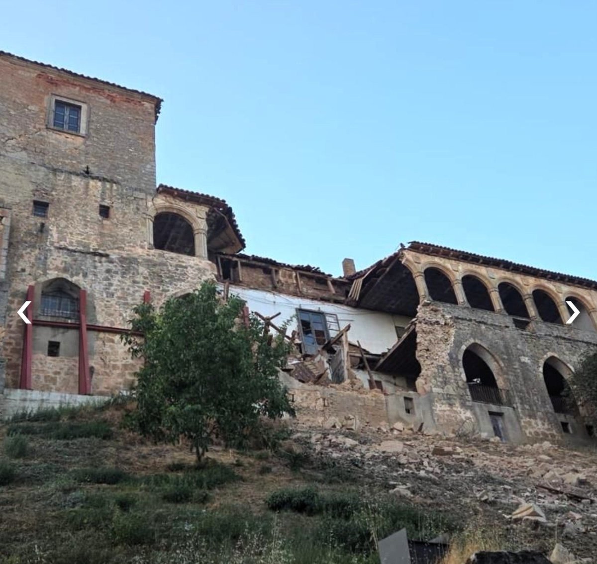 soriapatrimonio's tweet photo. ⚠️ Se derrumba parte de la galería gótica del palacio de los Hurtado de Mendoza en #Almazán. 

Me van a perdonar pero esto es absolutamente TERRIBLE y se veía venir desde hace años. Por muy privado que sea, la gestión de la Junta de Castilla y León es completamente negligente. https://t.co/2JbbG3t7pe