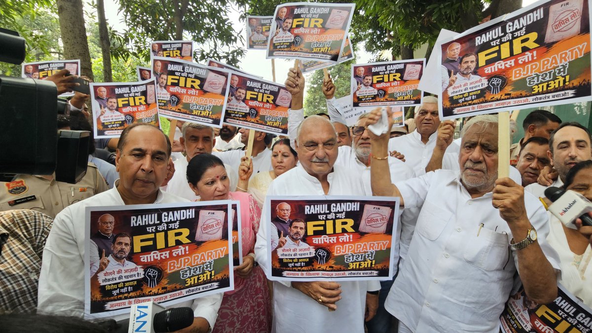 BhupinderShooda's tweet photo. आज चंडीगढ़ स्थित HPCC मुख्यालय पर उत्तराखंड में नेता प्रतिपक्ष राहुल गांधी जी पर हुई FIR के खिलाफ विरोध प्रदर्शन किया।

एक तरफ बीजेपी संत रविदास जी की बात करती है, जिन्होंने समता और समानता का संदेश दिया और दूसरी तरफ खड़गे जी के कार्यक्रम स्थल का 'शुद्धिकरण' करती है। यह दर्शाता है कि BJP और इनके नेता दलित विरोधी हैं।

हमारी मांग है कि शुद्धिकरण करने वालों के खिलाफ अविलंब FIR दर्ज की जाए और कड़ी से कड़ी कानूनी कार्रवाई की जाए।