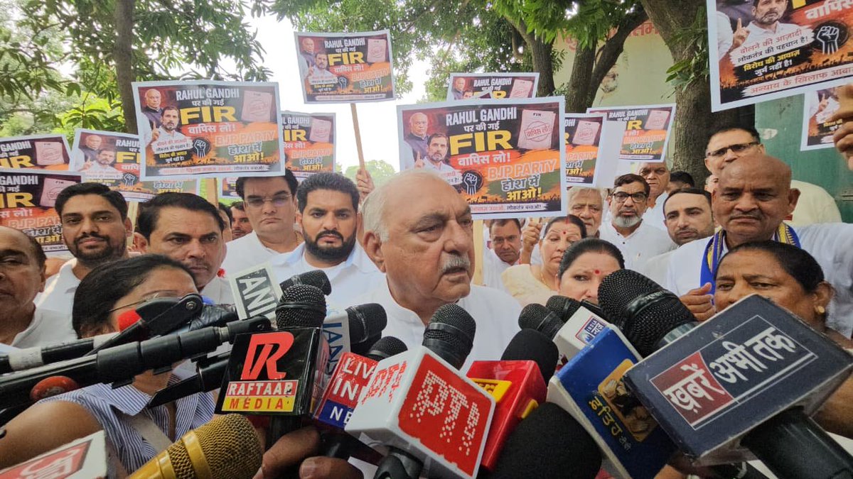 BhupinderShooda's tweet photo. आज चंडीगढ़ स्थित HPCC मुख्यालय पर उत्तराखंड में नेता प्रतिपक्ष राहुल गांधी जी पर हुई FIR के खिलाफ विरोध प्रदर्शन किया।

एक तरफ बीजेपी संत रविदास जी की बात करती है, जिन्होंने समता और समानता का संदेश दिया और दूसरी तरफ खड़गे जी के कार्यक्रम स्थल का 'शुद्धिकरण' करती है। यह दर्शाता है कि BJP और इनके नेता दलित विरोधी हैं।

हमारी मांग है कि शुद्धिकरण करने वालों के खिलाफ अविलंब FIR दर्ज की जाए और कड़ी से कड़ी कानूनी कार्रवाई की जाए।