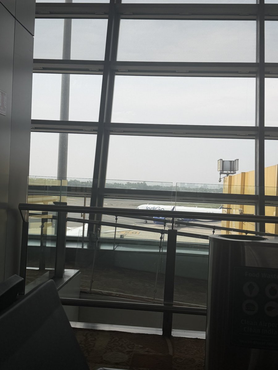 djque_s's tweet photo. こんにちは⛅️
(`・ω・´)ゞ
午後も皆様ご安全に!
風邪引いてしまって移動しんどいなう😷
そしてほぼオンタイムでボーディング
#ご安全に
#Saftyfirst
#Airindia
#Vistara https://t.co/vcXQNv0EHu