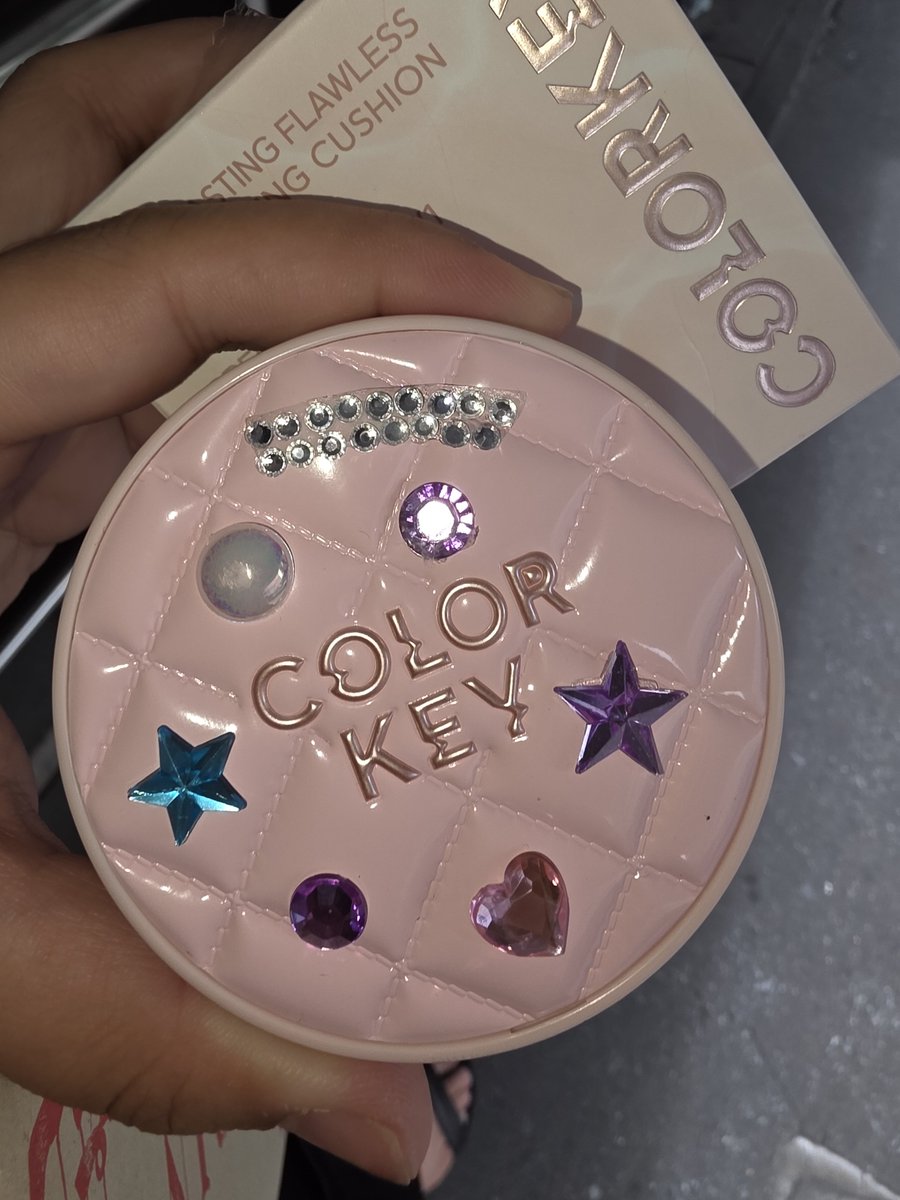 sspppu's tweet photo. นี่เรากําลังเดินยิ้มให้ตลับแป้งเหรอนี่

Made my day มากๆๆ

#COLORKEY #COLORKEYTH
#COLORKEYPinkMatteCushion #คุชชั่นนนกุล
#COLORKEYLiveWithNONKUL 
#nonkul https://t.co/3dSNo76kne