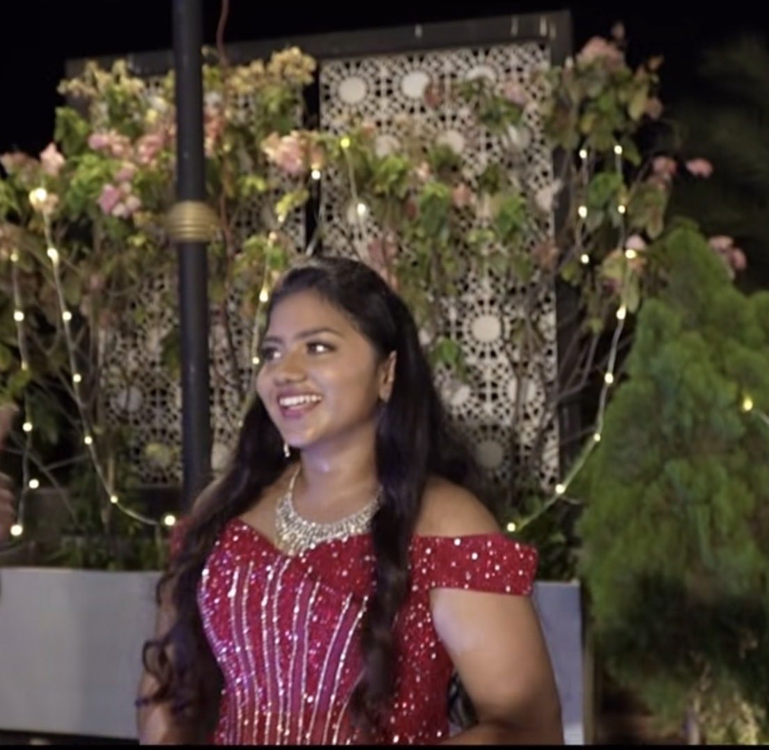 Mavrickbyd's tweet photo. Friend kalyana photos le avan wife ah pathu kunju thookuthu okkanumnu kunju thudikuthu.. Otha kolutha mundaiya iruka.. thaali oda veri ethura munda.. friend wife ku kai adikurathu thappa guys? https://t.co/bUXxkf2wGy