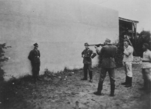 MarekMa25175489's tweet photo. Mordowanie Polaków rozpoczęto od samego początku. Nie było żadnego rycerskiego wehrmachtu  byli niemieccy mordercy w niemieckich mundurach. https://t.co/0sD7dXB7Ub