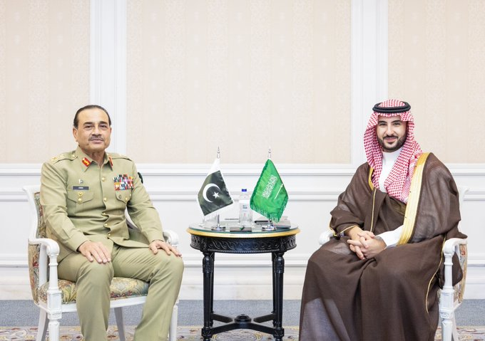 ZimalFatima07's tweet photo. فیلڈ مارشل کی سعودی کے ڈیفنس منسٹر کے ساتھ استنبول میں ملاقات۔ مسلم طاقتیں اب ایک ساتھ مل کر دشمن کو شکست دینے کے لیے تیار ہے۔
#Pakistan #SaudiaArabia https://t.co/9vmW7wod67