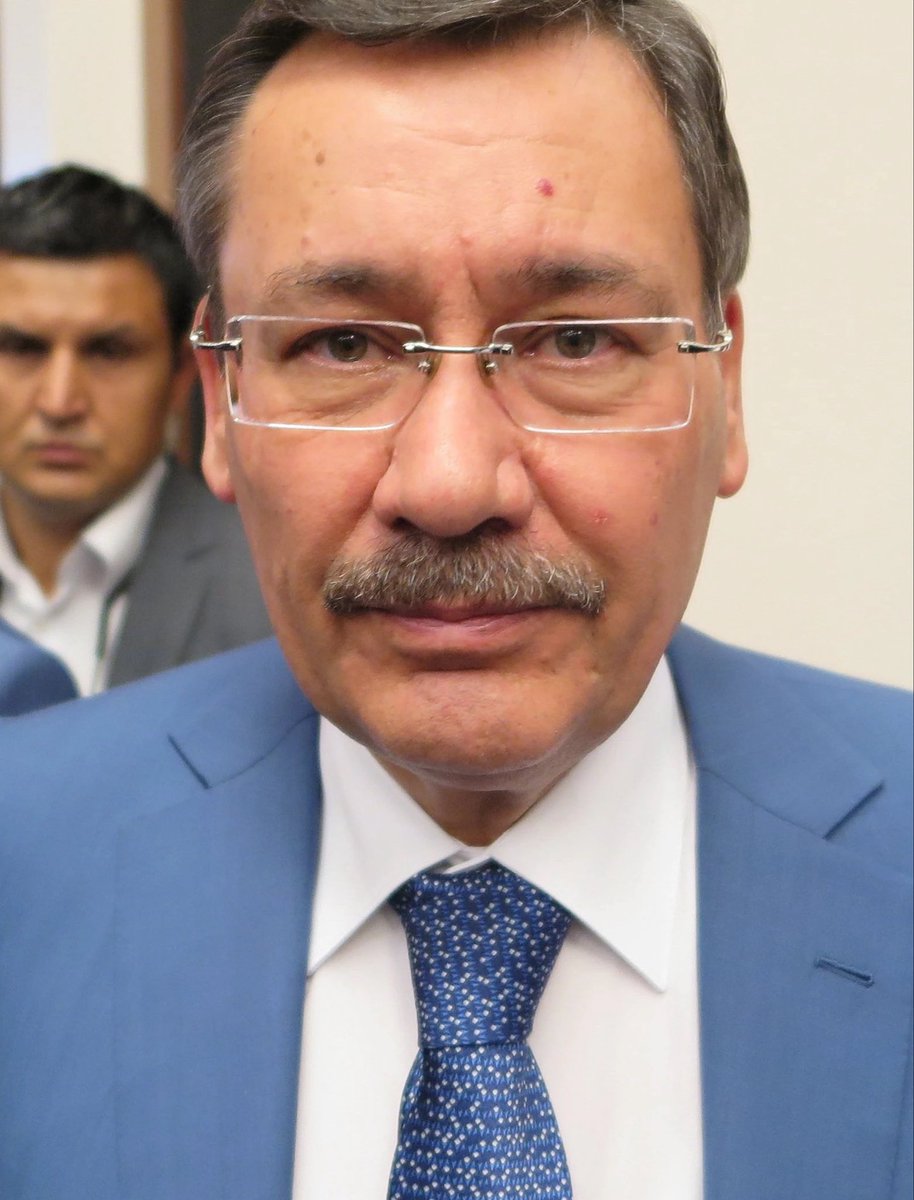 sencer_cetin_'s tweet photo. Evinden 1800 Lira (bu 40 EUR bile etmez) kadar para çıkan, mobilyaları 50 senelik annesinden kalma Alparslan hocamızın gördüğü muamele ile bir kıyas edin.

Melih Gökçek, ailesi ve AKP şimdi bir suç örgütü mü?
Evlerine operasyon yapıldı mı?
Avukatları da gözaltına alındı mı?
Suçsuz olduğunu iddia ederek tweet atan arkadaşları ve akrabaları da tutuklandı mı?
Karısı da hapse atıldı mı?

Tabiki hayır.
