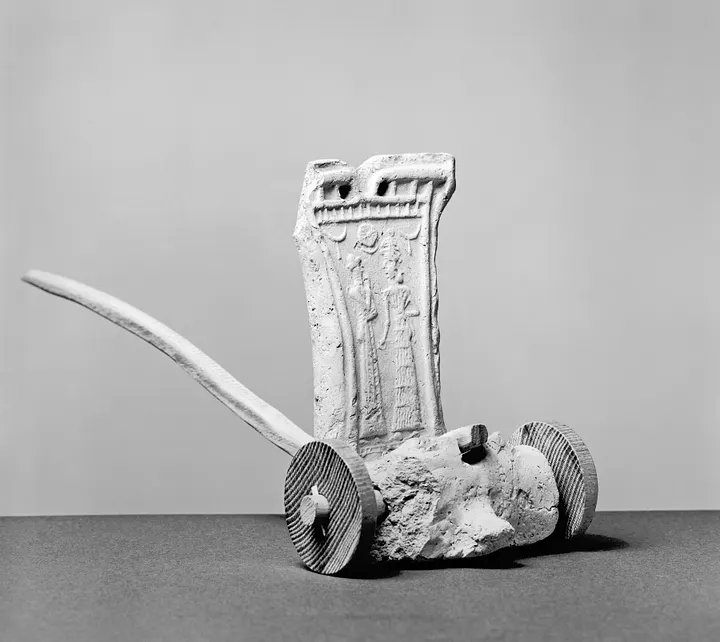 ShauryaCGhoshal's tweet photo. Far Left, Uruk chariot model from 2000 BCE. 

Centre Left, Platform car from Ashur 3rd millennium BCE. 

Centre Right, Chariot model from 18-17th century BCE Iraq. 

Far Right, Two-Wheeled Chariot model from Mesopotamia 18-17th century BCE.Same over periods No Break in continuity https://t.co/c6fF1RWxr9