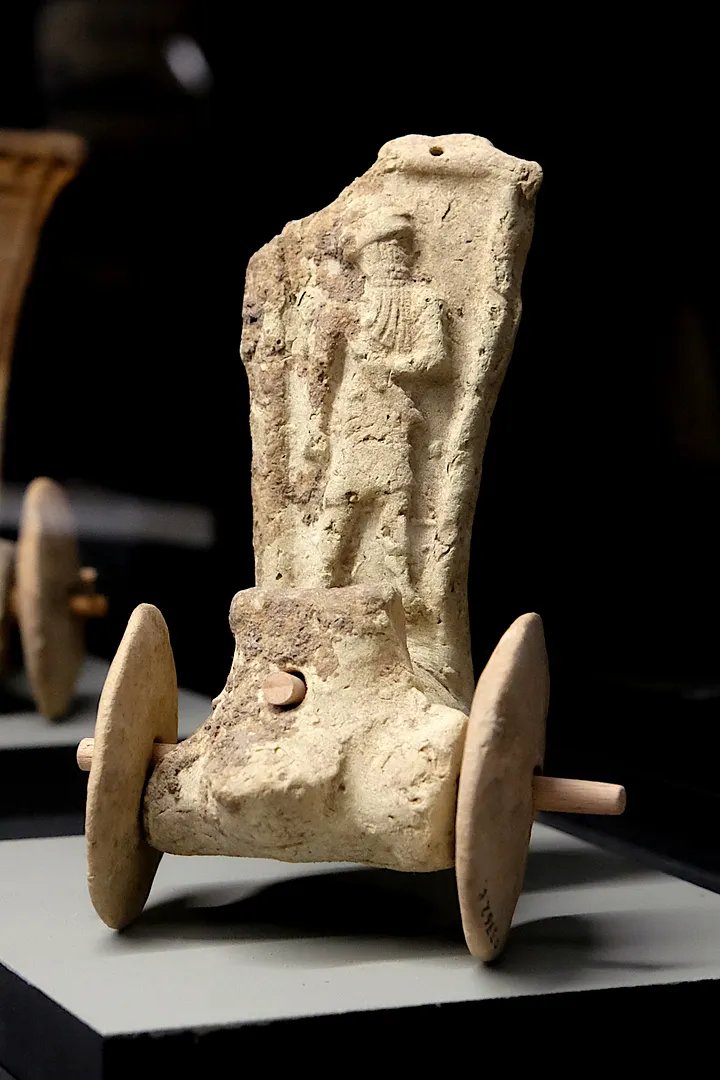 ShauryaCGhoshal's tweet photo. Far Left, Uruk chariot model from 2000 BCE. 

Centre Left, Platform car from Ashur 3rd millennium BCE. 

Centre Right, Chariot model from 18-17th century BCE Iraq. 

Far Right, Two-Wheeled Chariot model from Mesopotamia 18-17th century BCE.Same over periods No Break in continuity https://t.co/c6fF1RWxr9