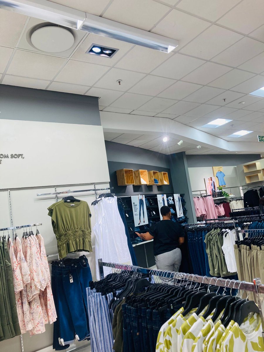 grace_letsatsi's tweet photo. I love Woolworths Merchandising style 😢🔥❤️ the aesthetic is so clean and demure 🙂‍↕️🔥 https://t.co/XabskqI8Vf