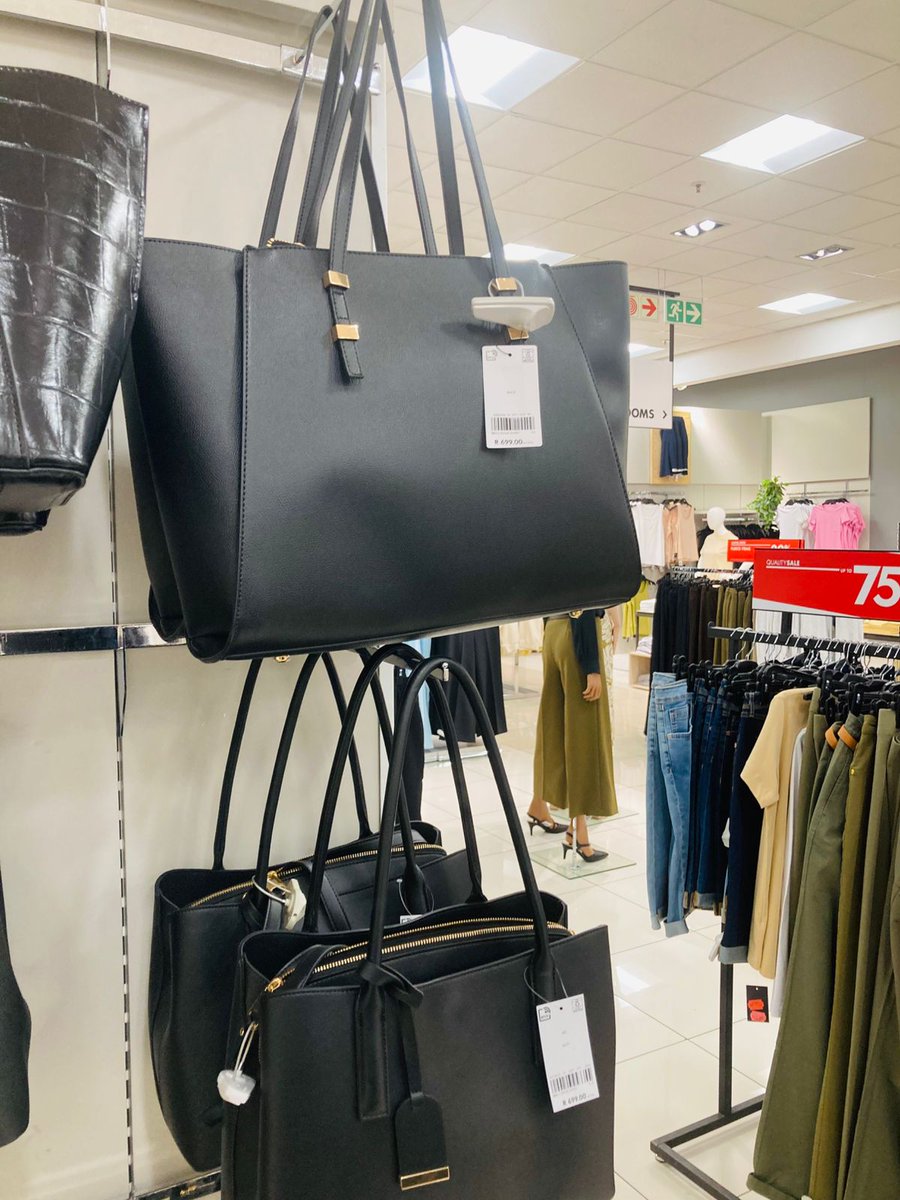 grace_letsatsi's tweet photo. I love Woolworths Merchandising style 😢🔥❤️ the aesthetic is so clean and demure 🙂‍↕️🔥 https://t.co/XabskqI8Vf