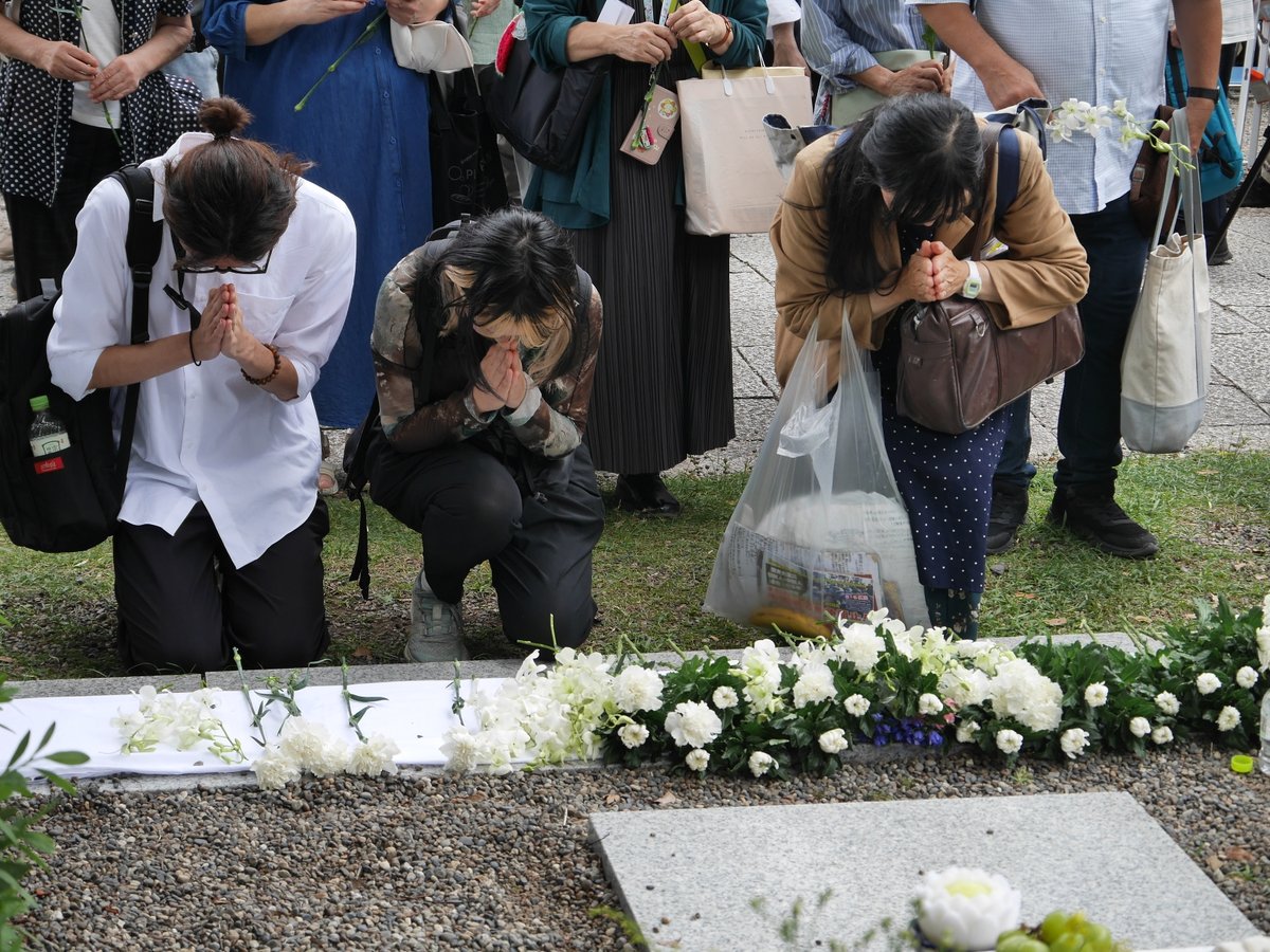shinichiikeo's tweet photo. 白い花の一本一本が殺された人に見えてきました。関東大震災後、デマを信じた人たちにより多数の朝鮮人を虐殺した事件から１０３年。墨田区の横網町公園で、今年も慰霊の式典が行われました。
普通の人たちが殺人者に変わったしまったことに、この話の無類の怖さを感じます。今またネット上の外国人に対するデマは激しくなる一方。政府も排外的な政策でそれをあおるばかり。参加した多くの人が「当時と状況が似てきたのでは」と言っていました。政府がヘイトとフェイクをあおり、わたしたちが信じ込むとどんな事態を招くのかー。安田浩一さんの『地震と虐殺 1923-2024』を読む必要がますます高まっているようです。殺されないため、殺さないためにです。自戒を込めて。